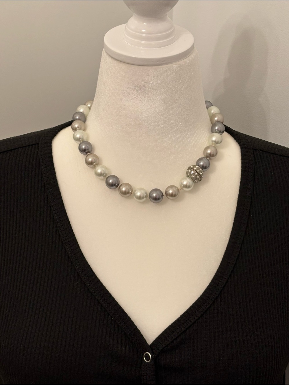 Classic Multi-Tone Faux Pearl Necklace - Silver and white